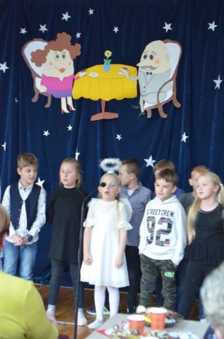 http://old.szkolaborowno.pl/images/phocagallery/dzien_seniora/thumbs/phoca_thumb_l_dsc_0096.jpg