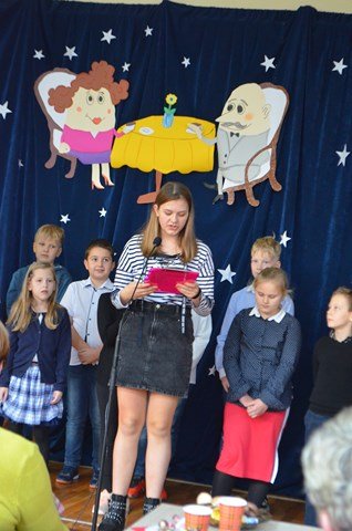 http://old.szkolaborowno.pl/images/phocagallery/dzien_seniora/thumbs/phoca_thumb_l_dsc_0103.jpg