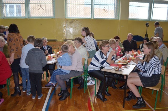 http://old.szkolaborowno.pl/images/phocagallery/dzien_seniora/thumbs/phoca_thumb_l_dsc_0135.jpg