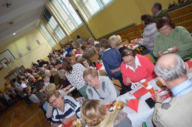 http://old.szkolaborowno.pl/images/phocagallery/dzien_seniora/thumbs/phoca_thumb_l_dsc_0137.jpg