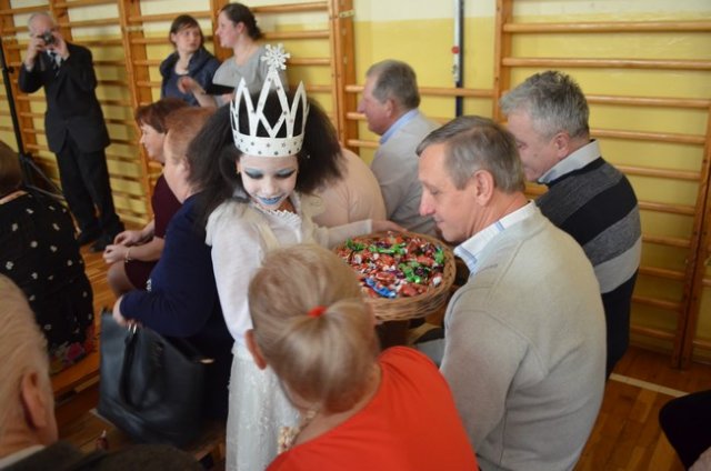 http://old.szkolaborowno.pl/images/phocagallery/dzienbabciidziadka2018/thumbs/phoca_thumb_l_dsc_0245.jpg